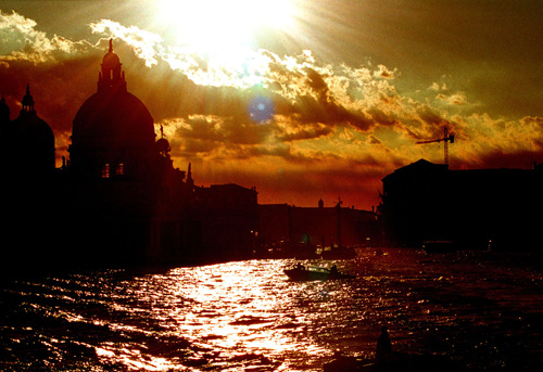 威尼斯印象之:十：灿烂辉煌。迷人的威尼斯夕照让游人恋恋不舍。